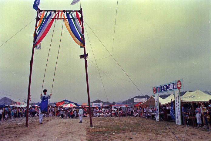 1984_그네.씨름.단오굿002.jpg